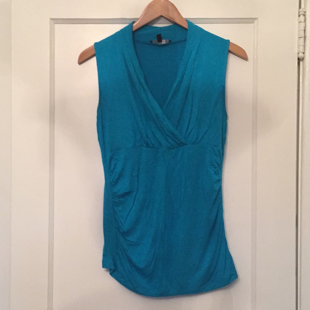 Sleeveless v neck